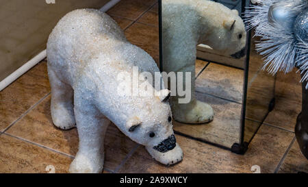 Eisbär Spielzeug. Weihnachten und neues Jahr Stimmung. Stockfoto