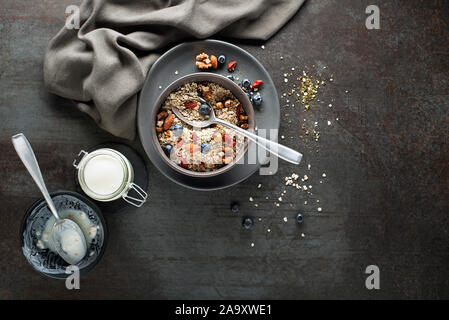 Frühstück mit Müsli, Joghurt und Obst. Leckeren, gesunden Frühstück. Stockfoto