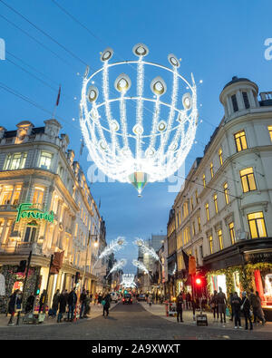 Festliche Lichter in der New Bond Street, Mayfair, London. Stockfoto