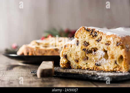 Christstollen Frucht auf hölzernen Tisch Stockfoto