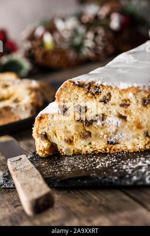 Christstollen Frucht auf hölzernen Tisch Stockfoto