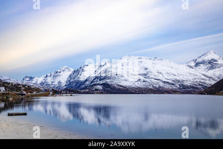 Wundervolle Küstenstraße Fjordveen auf Kvaløyal, Nord Nord Stockfoto