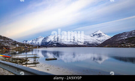 Wundervolle Küstenstraße Fjordveen auf Kvaløyal, Nord Nord Stockfoto