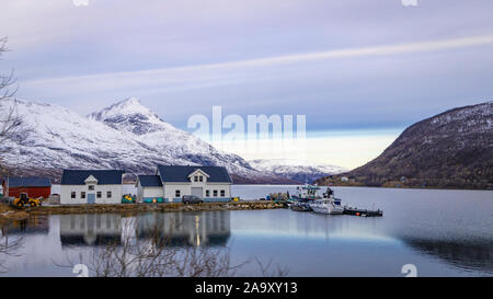 Wundervolle Küstenstraße Fjordveen auf Kvaløyal, Nord Nord Stockfoto