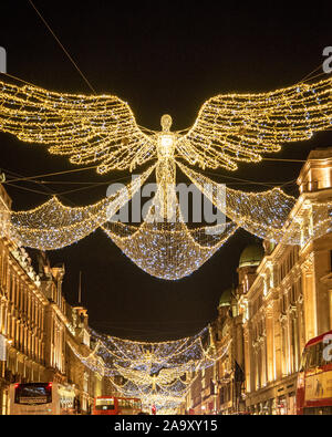 Festliche und weihnachtliche Engel schwoben über der Regent Street, Soho, London. Stockfoto