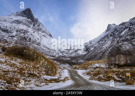 Wundervolle Küstenstraße Fjordveen auf Kvaløyal, Nord Nord Stockfoto