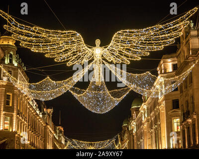 Festliche und weihnachtliche Engel schwoben über der Regent Street, Soho, London. Stockfoto