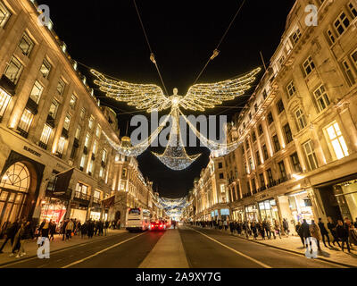 Festliche und weihnachtliche Engel schwoben über der Regent Street, Soho, London. Stockfoto