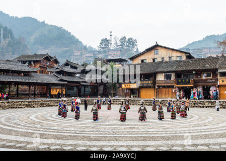 Die chinesische miao Frauen tragen traditionelle Kleidung und Tanz in offenen Oper des Xijiang Qianhu Miao Dorf (der Tausend Haushalt Miao Vil Stockfoto