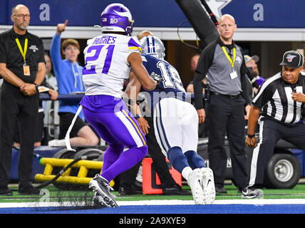 10.November 2019: Dallas Cowboys wide receiver Amari Cooper #19 macht einen Tip toe Fang in der Ende Zone für einen Touchdown, während ein NFL Spiel zwischen den Minnesota Vikings und die Dallas Cowboys bei AT&T Stadium in Arlington, TX Minnesota besiegt Dallas 28-24 Albert Pena/CSM Stockfoto