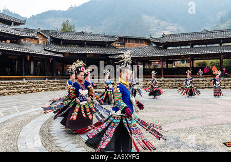 Die chinesische miao Frauen tragen traditionelle Kleidung und Tanz in offenen Oper des Xijiang Qianhu Miao Dorf (der Tausend Haushalt Miao Vil Stockfoto