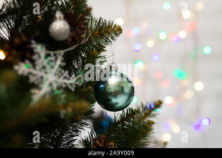 Schönen grünen Weihnachtsbaum mit Kugeln und Girlanden dekoriert. Nahaufnahme. Sekt Hintergrund Stockfoto