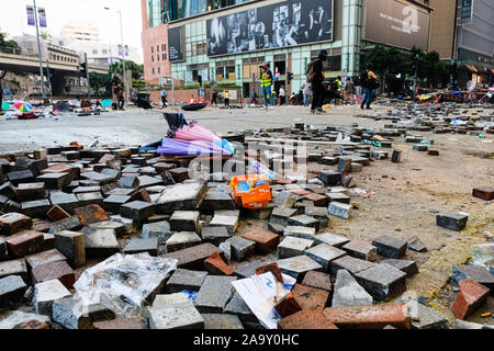 Hongkong, China. Nov, 2019 18. Steine und Schmutz sind während eines Protestes in Jordanien Stadtteil von Hong Kong, China. Als Distanzhülse in Hongkong weiterhin, die Demonstranten mit der Polizei in der Nähe der Hong Kong Polytechnic University in Kowloon, was zu mehreren Festnahmen und Verletzungen. Credit: Keith Tsuji/ZUMA Draht/Alamy leben Nachrichten Stockfoto