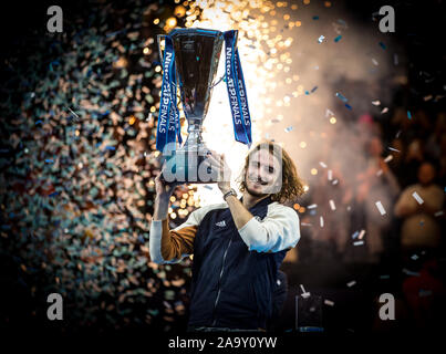 London, Großbritannien. 17. Nov, 2019. Stefanos TSITSIPAS (Griechenland) feiert mit dem Gewinn des abschliessenden während der NITTO ATP World Tour Finals in London Tag 8 (Finale) in der O2, London, England am 17. November 2019. Foto von Andy Rowland. Credit: PRiME Media Images/Alamy leben Nachrichten Stockfoto