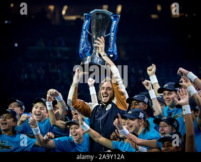 London, Großbritannien. 17. Nov, 2019. Stefanos TSITSIPAS (Griechenland) feiert mit dem Gewinn des abschliessenden während der NITTO ATP World Tour Finals in London Tag 8 (Finale) in der O2, London, England am 17. November 2019. Foto von Andy Rowland. Credit: PRiME Media Images/Alamy leben Nachrichten Stockfoto