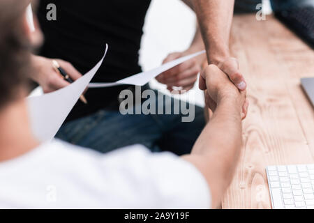 Bis zu schließen. Willkommen handshake Geschäftsleute im Büro Stockfoto