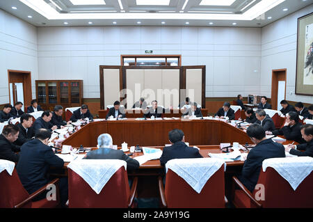 Peking, China. Nov, 2019 18. Chinesische Ministerpräsident Li Keqiang, ebenfalls Mitglied des Ständigen Ausschusses des Politbüros der Kommunistischen Partei Chinas Zentralausschuss, leitet ein Arbeitstreffen zu Follow-up-Bemühungen im Süden und Norden wasser Abzweigung Projekt in Peking, der Hauptstadt von China, Nov. 18, 2019. Quelle: Rao Aimin/Xinhua/Alamy leben Nachrichten Stockfoto
