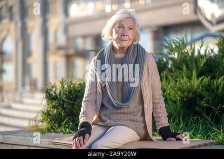 Alter obdachlose Frau hungrig und einsam Stockfoto