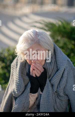 Grauhaarige Rentner Obdachlosen außerhalb sehr kaltes Gefühl Stockfoto