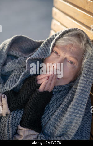 Obdachlose Frau Gefühl miserabel und ungeschützten Stockfoto