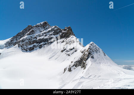 Panoramablick auf die im Winter schneebedeckten Berge an schönen sonnigen Abend. Swiis Alpen im Sommer.