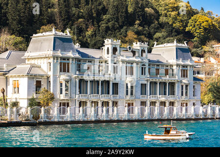 Blick auf Generalkonsulat der Arabischen Republik Ägypten über den Bosporus in Istanbul, Türkei. Es war für die Mutter der letzten Vizekönig von Ägypten, Ab gebaut Stockfoto