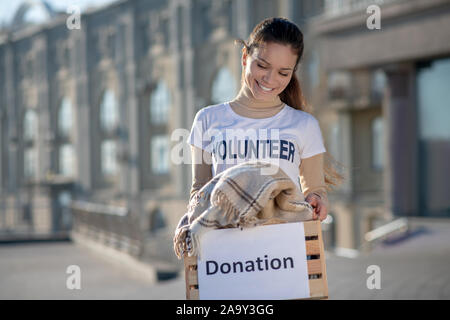 Strahlende junge Frau genießen an der freien Zeit freiwillig Stockfoto