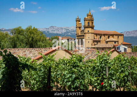 Spanien, La Rioja-Gebiet, Provinz Alava, Elciego, Blick auf die erhöhten Stadt und Hotel Marques de Riscal, entworfen von Architekt Frank Gehry Stockfoto