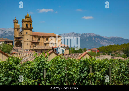 Spanien, La Rioja-Gebiet, Provinz Alava, Elciego, Blick auf die erhöhten Stadt und Hotel Marques de Riscal, entworfen von Architekt Frank Gehry Stockfoto