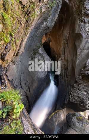 Lange Belichtung eines versteckten Wasserfall - Wasserfall in zwischen massiven Felsen in Deutschland. Stockfoto