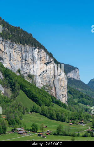 Panoramablick von Lauterbrunnen, der Staubbach Fall und das Lauterbrunnental Wand in den Schweizer Alpen, Schweiz. Stockfoto