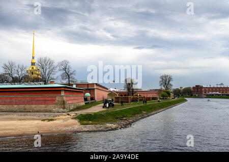 PETERSBURG, RUSSLAND-5. Mai 2015: Paul und Peter oder Petropawlowskaja Festung. Blick vom Fluss Stockfoto