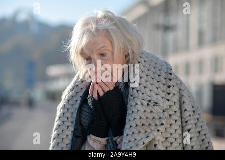 Grauhaarige Rentner Obdachlosen außerhalb sehr kaltes Gefühl Stockfoto