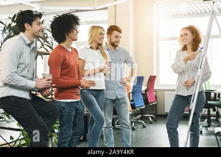 Weibliches team leader und Präsentation für die Kolleginnen und Kollegen im Amt Stockfoto