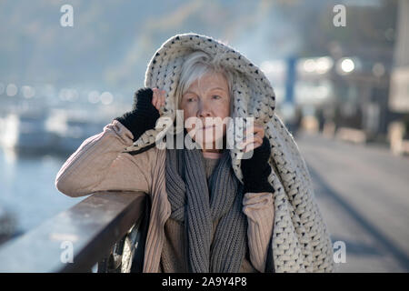 Arme obdachlose Frau Gefühl sehr kalt, so dass Fell auf dem Kopf Stockfoto