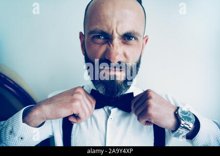 Bis zu schließen. Mann seine Bow Tie Richtarbeiten Stockfoto