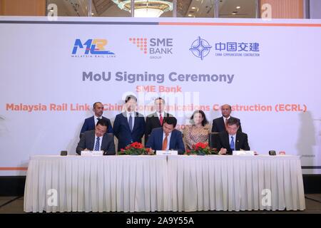 (191118) - KUALA LUMPUR, November 18, 2019 (Xinhua) - ein Memorandum of Understanding (MoU) Vertragsunterzeichnung in Kuala Lumpur, Malaysia, November 18, 2019 gehalten wird. Small Medium Enterprise Development Bank Malaysia (SME Bank) am Montag mitteilte, 1 Milliarden Schilling (240 Millionen US-Dollar) Speziell für örtliche Firmen, von denen erwartet wird, dass sie einen erheblichen Teil der Ostküste Rail Link (ECRL), ein wichtiges Infrastrukturprojekt und Zusammenarbeit zwischen Malaysia und China zu übernehmen. Die Entwicklung Finanzinstitut unter dem Malaysia Ministerium für Unternehmer Entwicklung angekündigt, die rechtsstaatliche Stockfoto