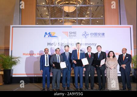 (191118) - KUALA LUMPUR, November 18, 2019 (Xinhua) -- Gäste posieren für Fotos an einem Memorandum of Understanding (MoU) Vertragsunterzeichnung in Kuala Lumpur, Malaysia, November 18, 2019. Small Medium Enterprise Development Bank Malaysia (SME Bank) am Montag mitteilte, 1 Milliarden Schilling (240 Millionen US-Dollar) Speziell für örtliche Firmen, von denen erwartet wird, dass sie einen erheblichen Teil der Ostküste Rail Link (ECRL), ein wichtiges Infrastrukturprojekt und Zusammenarbeit zwischen Malaysia und China zu übernehmen. Die Entwicklung Finanzinstitut unter dem Malaysia Ministerium für Unternehmer Entwicklung ein Stockfoto