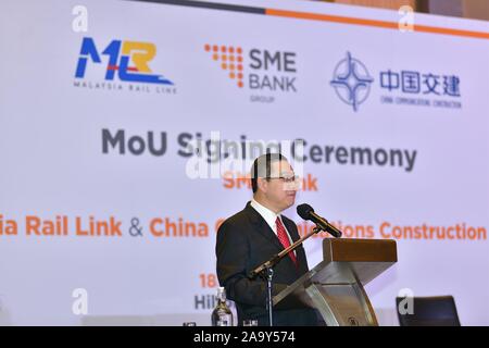 (191118) - KUALA LUMPUR, November 18, 2019 (Xinhua) - malaysische Finanzminister Lim Guan Eng spricht auf ein Memorandum of Understanding (MoU) Vertragsunterzeichnung in Kuala Lumpur, Malaysia, November 18, 2019. Small Medium Enterprise Development Bank Malaysia (SME Bank) am Montag mitteilte, 1 Milliarden Schilling (240 Millionen US-Dollar) Speziell für örtliche Firmen, von denen erwartet wird, dass sie einen erheblichen Teil der Ostküste Rail Link (ECRL), ein wichtiges Infrastrukturprojekt und Zusammenarbeit zwischen Malaysia und China zu übernehmen. Die Entwicklung Finanzinstitut unter dem Malaysia Ministerium für En Stockfoto