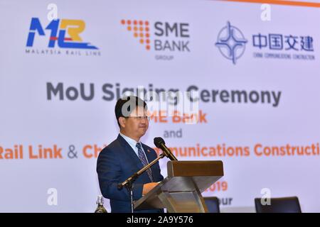 (191118) - KUALA LUMPUR, November 18, 2019 (Xinhua) - der chinesische Botschafter in Malaysia Bai Tian spricht auf ein Memorandum of Understanding (MoU) Vertragsunterzeichnung in Kuala Lumpur, Malaysia, November 18, 2019. Small Medium Enterprise Development Bank Malaysia (SME Bank) am Montag mitteilte, 1 Milliarden Schilling (240 Millionen US-Dollar) Speziell für örtliche Firmen, von denen erwartet wird, dass sie einen erheblichen Teil der Ostküste Rail Link (ECRL), ein wichtiges Infrastrukturprojekt und Zusammenarbeit zwischen Malaysia und China zu übernehmen. Die Entwicklung Finanzinstitut unter dem Malaysia Ministerium für En Stockfoto