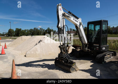 Ein Bobcat E35i Kompakte Hydraulikbagger sitzt bereit, um den Schmutz zu bewegen. Stockfoto