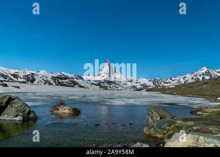 Panorama von Osten und Norden Gesichter des Matterhorns in Zermatt, Schweiz im Sommer. Stockfoto