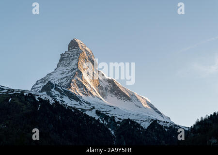 Panorama von Osten und Norden Gesichter des Matterhorns in Zermatt, Schweiz im Frühling. Stockfoto