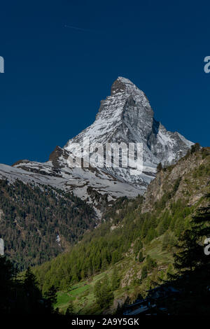 Panorama von Osten und Norden Gesichter des Matterhorns in Zermatt, Schweiz im Frühling. Stockfoto