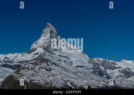 Panorama von Osten und Norden Gesichter des Matterhorns in Zermatt, Schweiz im Frühling. Stockfoto