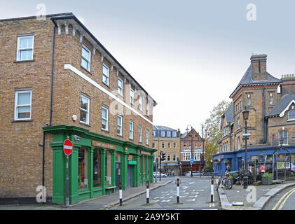 Cafés, Geschäfte und Pubs an der Church Road, Crystal Palace, London, Großbritannien. Zeigt Braun & Grün cafe (links), White Hart Pub (rechts). Westow Straße im Hintergrund. Stockfoto