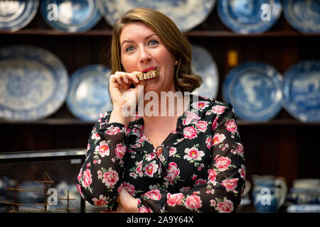 Isabel Murtough, einem Schätzer an Hansons Auktionatoren in Derbsyhire, mit einem 200 Jahre alten Satz von falsche Zähne, von denen erwartet wird, dass sie für bis zu £ 7.000 an der Auktion am 25. November zu verkaufen. Stockfoto