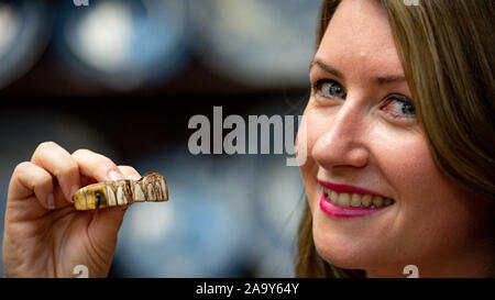 Isabel Murtough, einem Schätzer an Hansons Auktionatoren in Derbsyhire, mit einem 200 Jahre alten Satz von falsche Zähne, von denen erwartet wird, dass sie für bis zu £ 7.000 an der Auktion am 25. November zu verkaufen. PA-Foto. Bild Datum: Montag, November 18, 2019. Die Zähne waren von einem buckinghamshire Mann entdeckt, während aus Metall - Erkennung und sind aus Gold gemacht und möglicherweise hippo Elfenbein. Photo Credit: Jacob König/PA-Kabel Stockfoto