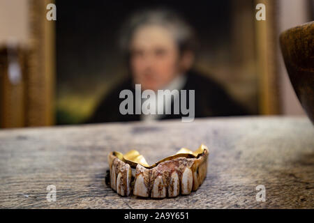 In einem 200 Jahre alten Satz von falsche Zähne, auf Anzeige an Hansons Auktionatoren in Derbyshire, von denen erwartet wird, dass sie für bis zu £ 7.000 an der Auktion am 25. November zu verkaufen. PA-Foto. Bild Datum: Montag, November 18, 2019. Die Zähne waren von einem buckinghamshire Mann entdeckt, während aus Metall - Erkennung und sind aus Gold gemacht und möglicherweise hippo Elfenbein. Photo Credit: Jacob König/PA-Kabel Stockfoto