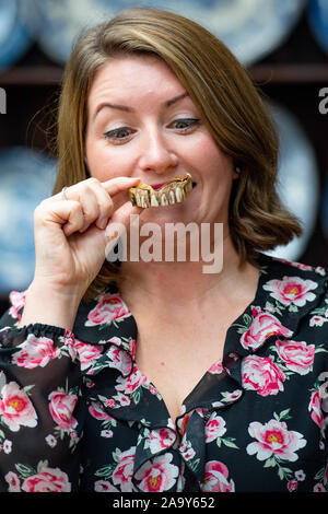 Isabel Murtough, einem Schätzer an Hansons Auktionatoren in Derbsyhire, mit einem 200 Jahre alten Satz von falsche Zähne, von denen erwartet wird, dass sie für bis zu £ 7.000 an der Auktion am 25. November zu verkaufen. PA-Foto. Bild Datum: Montag, November 18, 2019. Die Zähne waren von einem buckinghamshire Mann entdeckt, während aus Metall - Erkennung und sind aus Gold gemacht und möglicherweise hippo Elfenbein. Photo Credit: Jacob König/PA-Kabel Stockfoto